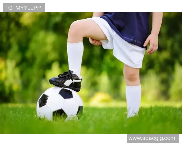 足球明星温馨瞬间抱孩子的壁纸分享，感受亲情与运动的完美结合